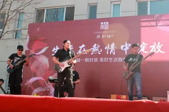 上午九点多陆陆续续就有业主来到了售楼处,签到领取抽奖券,落座观众席