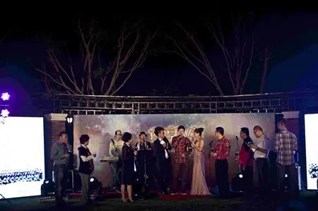 别墅,共同参加"尊享人生-清华十期四周年庆之浪漫化妆舞会"暨清华总裁