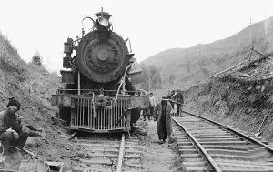1938年，被日本飞机炸坏的粤汉铁路黎洞站北路轨和204号机车。