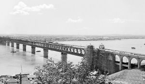 1957年拍摄的武汉长江大桥。