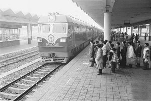 1997年3月21日，42次特快列车缓缓驶入石家庄火车站。京广铁路客运于1997年4月1日提速，当时列车时速为160公里。