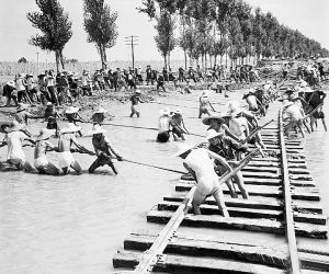 20世纪60年代，铁路工人们在抢修被洪水冲毁的京广铁路保定至定县段