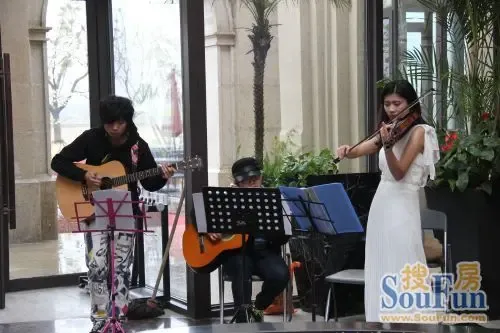 绿地新都会售楼处的乐队组合