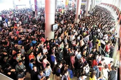 埌东汽车站人潮涌动 记者 段柳健 摄