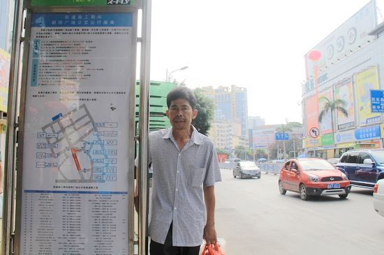 朝阳民生路口的公交站牌上标示站点改道图