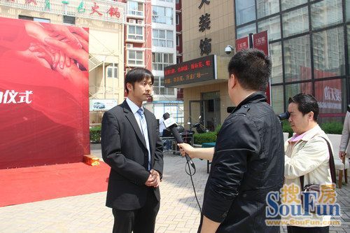 路劲地产洛阳公司总经理许惠君先生接受电视台采访