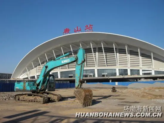 唐山新火车站东广场正全面平整地面