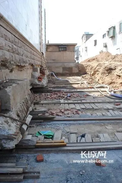 日前,唐山首例建筑整体平移工程顺利结束,处于南新道扩路区域内的文北