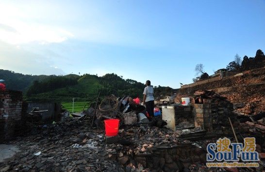 长沙居然之家携手顾家家居救助靖州火灾受灾群众10