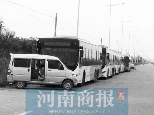 郑州市区往来港区的两线路闹矛盾 大巴公交互堵对方