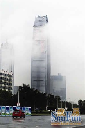 雨雾中的环球经贸中心大楼