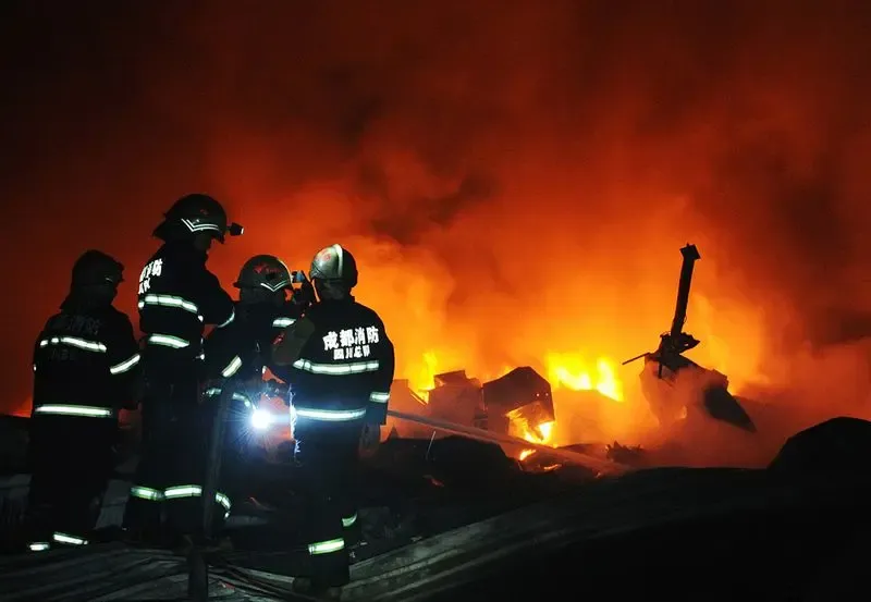 成都双流一仓库发生大火消防官兵火场灭火
