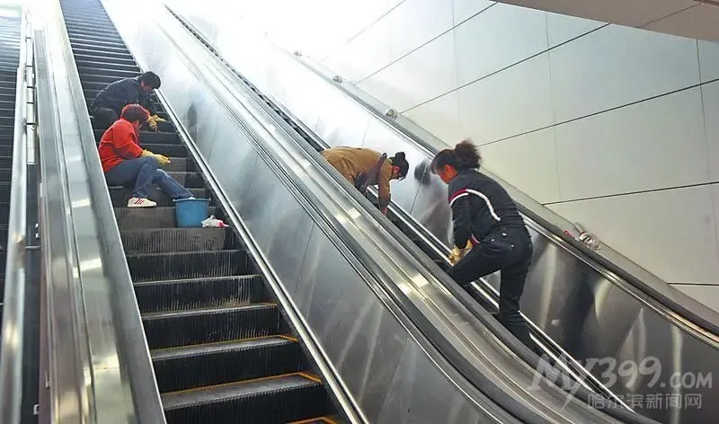 擦拭扶梯的保洁人员