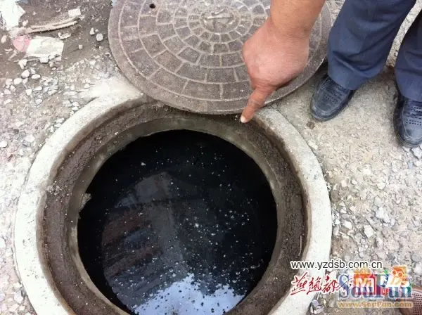 衡水一小区污水井旁没有下水管道污水频繁上泛