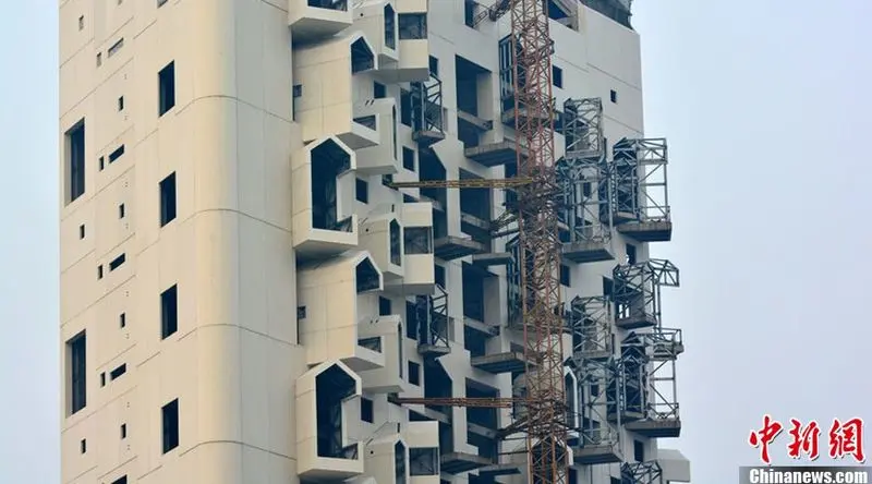 唐山一高层建筑外立面凹凸不平似鸽子笼图