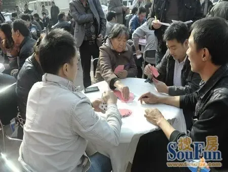 晋级复赛选手个个都是保皇高手,选手强强对决,现场气氛紧张热烈