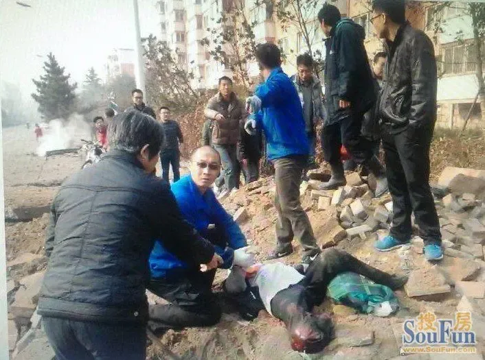 青岛中石化一输油管道发生爆炸 现场浓烟滚滚(组图)