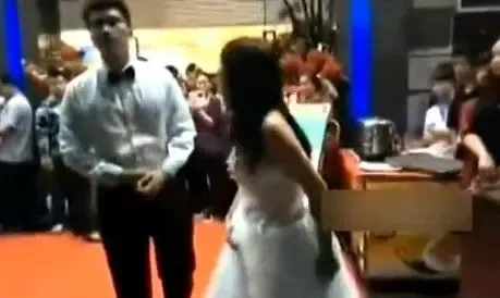 深圳怀孕女大闹婚礼 屌丝无房难过丈母娘关