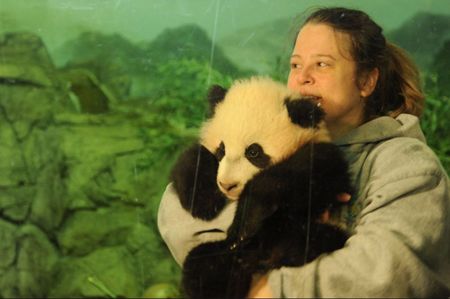 华盛顿民众挤爆动物园 首睹熊猫“宝宝”芳容