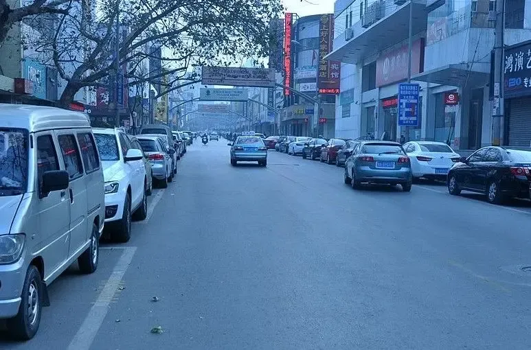 在朝山街上,稀稀拉拉的车辆经过,济南的街道,已经不再堵车.