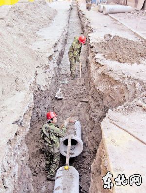 施工人员敷设排水管线