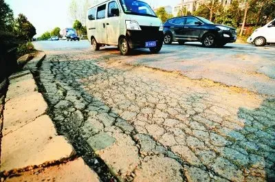 庞振宇告诉记者,父亲出事的黄土公路(起于黄陂区前川,止于大悟土岗)