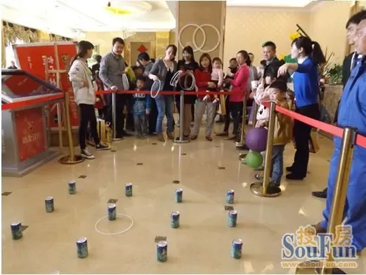 当然,在场内也有众多乐趣十足的小游戏,比如室内高尔夫,开心套套圈
