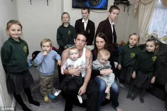 英国一母亲靠生孩子赚钱每年4万英镑住超级豪宅