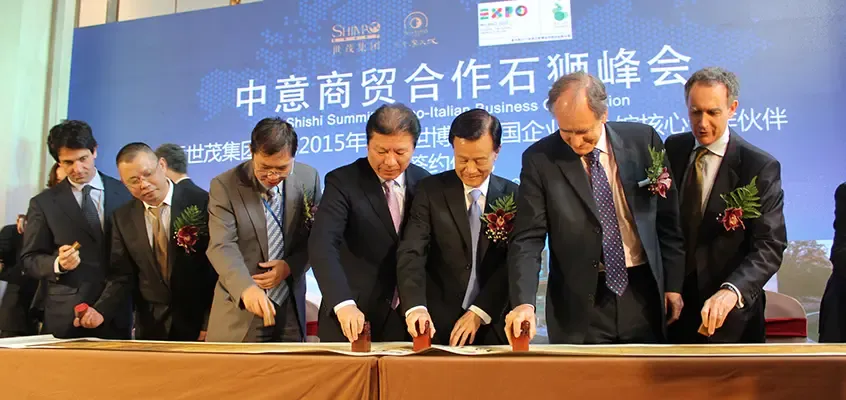 各方签约代表及竹签嘉宾在卷轴上加盖"相约意大利"印象共同绘制美好