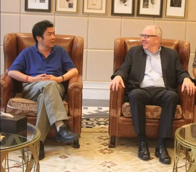 伍开文先生一行与海荣集团郑青海进行了交谈