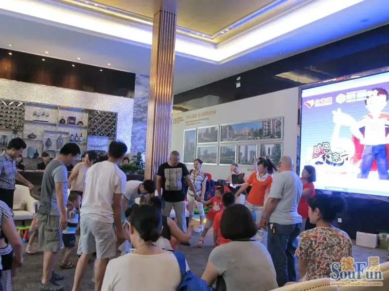 老师教爸爸和孩子跳大象舞