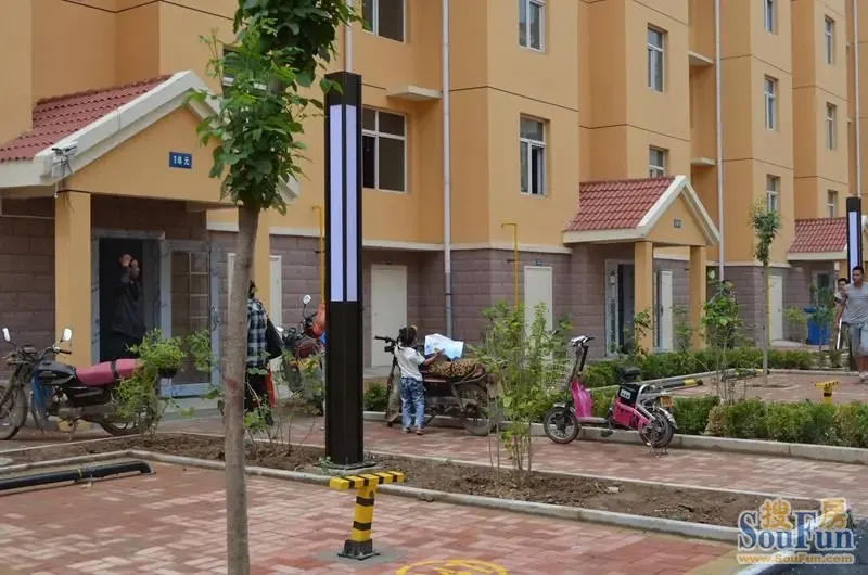 小区人来人往,热闹非凡