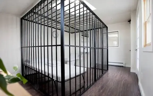 2元)的费用.然而,租赁者必须同意居住在房间的"牢笼"里