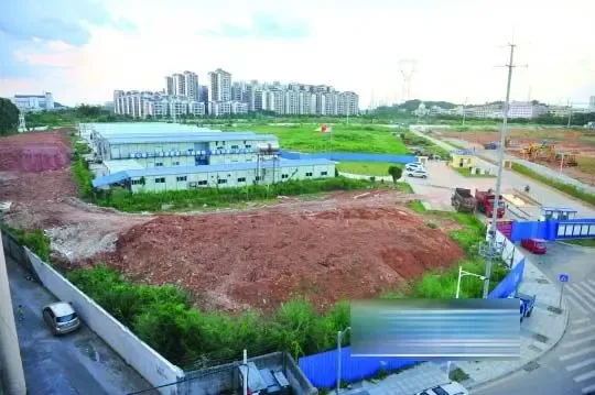 私人地块被地产商围蔽建楼