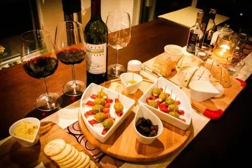 2,晚宴(dinnerparty)当你接到正式的邀请,次去别人家做客的时候,无论