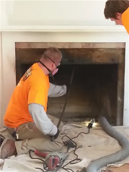 现在建的独立屋壁炉一般采用电或煤气取暖,但大温一些老房子仍在冬天