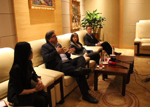 房天下国际常务副总经理王凝与陆美地产行相关人员接受采访