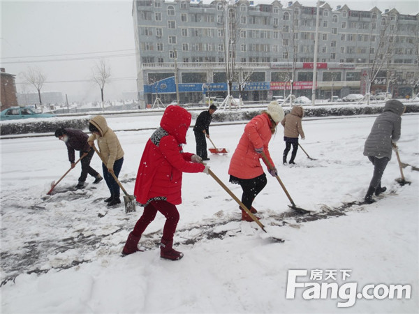 4.丹光社区作人员正在清雪