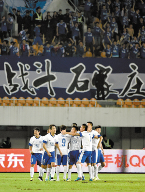 昨晚，石家庄永昌队球员隆东（中，9号）进球后与队友庆祝