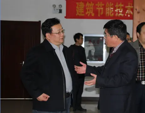 郁达飞主任与参会人员交谈
