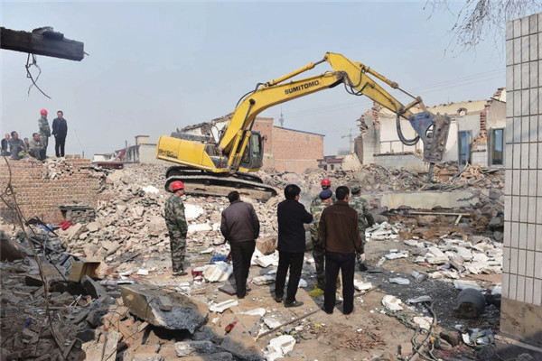工作人员在西寨村进行拆除作业。