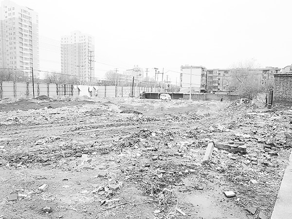 衡水市区榕花大街与大庆路一角围挡后空地成了垃圾场