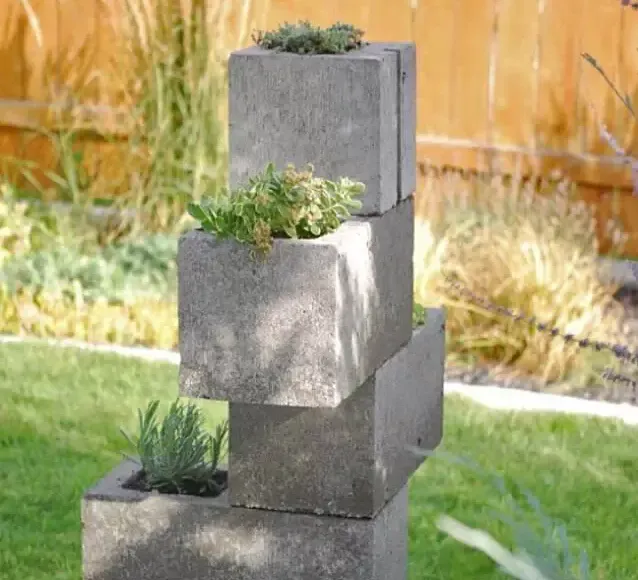 水泥砖也有春天 巧搭配成独特风景