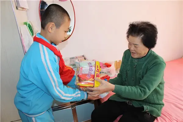 学生为老人分发礼物