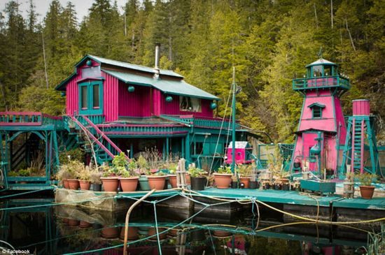 加拿大夫妇自建漂浮屋 水上生活20余年