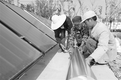 工人们在铺设太阳能板。