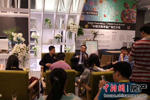 万科企业股份有限公司副总裁刘肖和沈阳万科房地产开发有限公司总经理肖劲接受媒体采访
