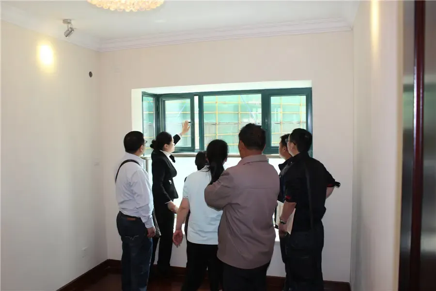 置业顾问讲解样板间