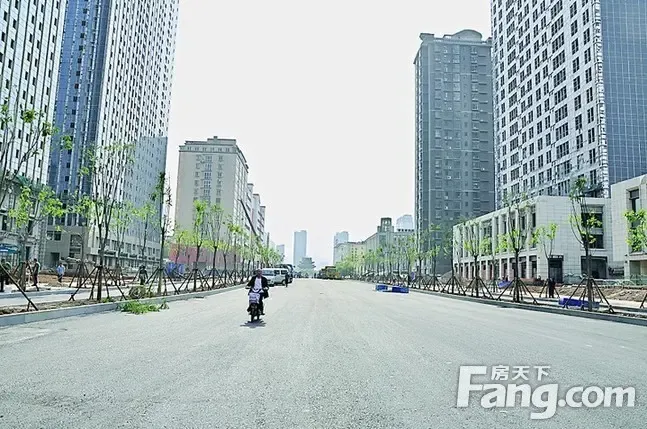 亲贤北街直通滨河东路路面周道如砥一览无余