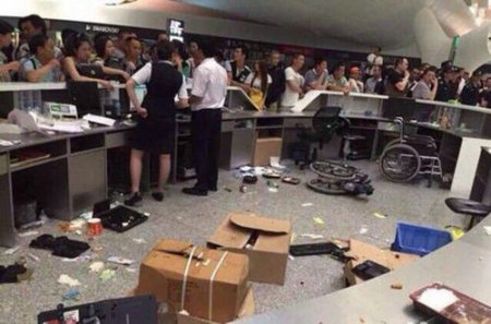 深圳机场打砸 深圳航班延误 乘客打砸机场